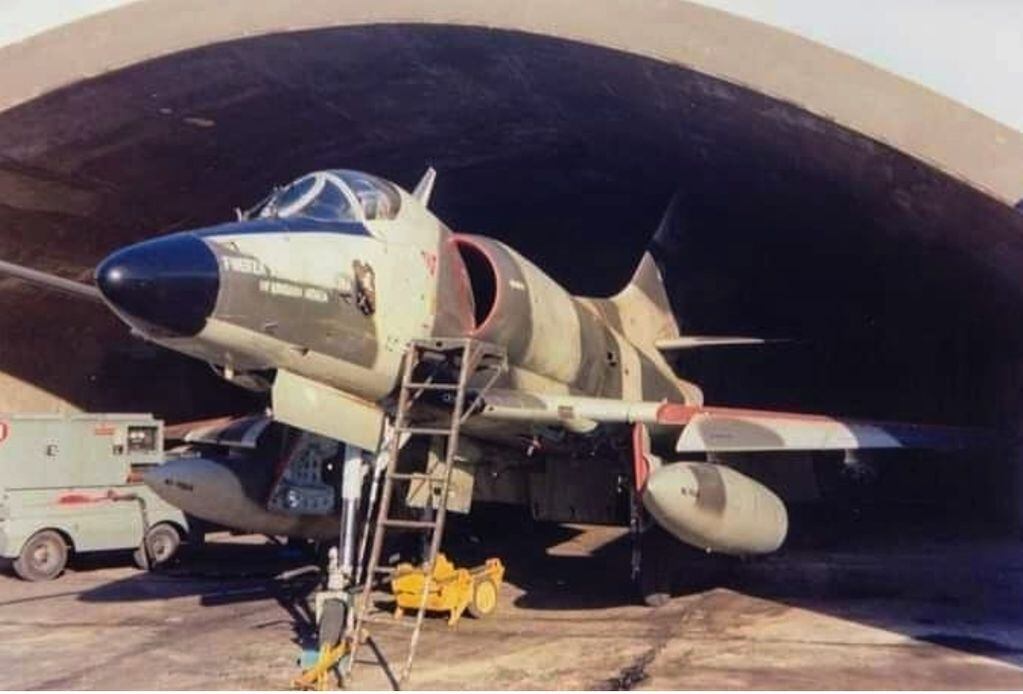 Un A-4C Skyhawk dentro de un refugio antiaéreo en San Julián.