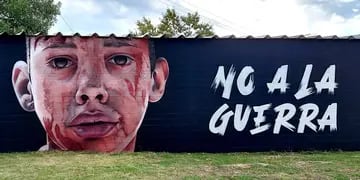 Gabriel Griffa pintó un mural en Casilda donde plasmó un “No a la guerra” junto al rostro de un soldado