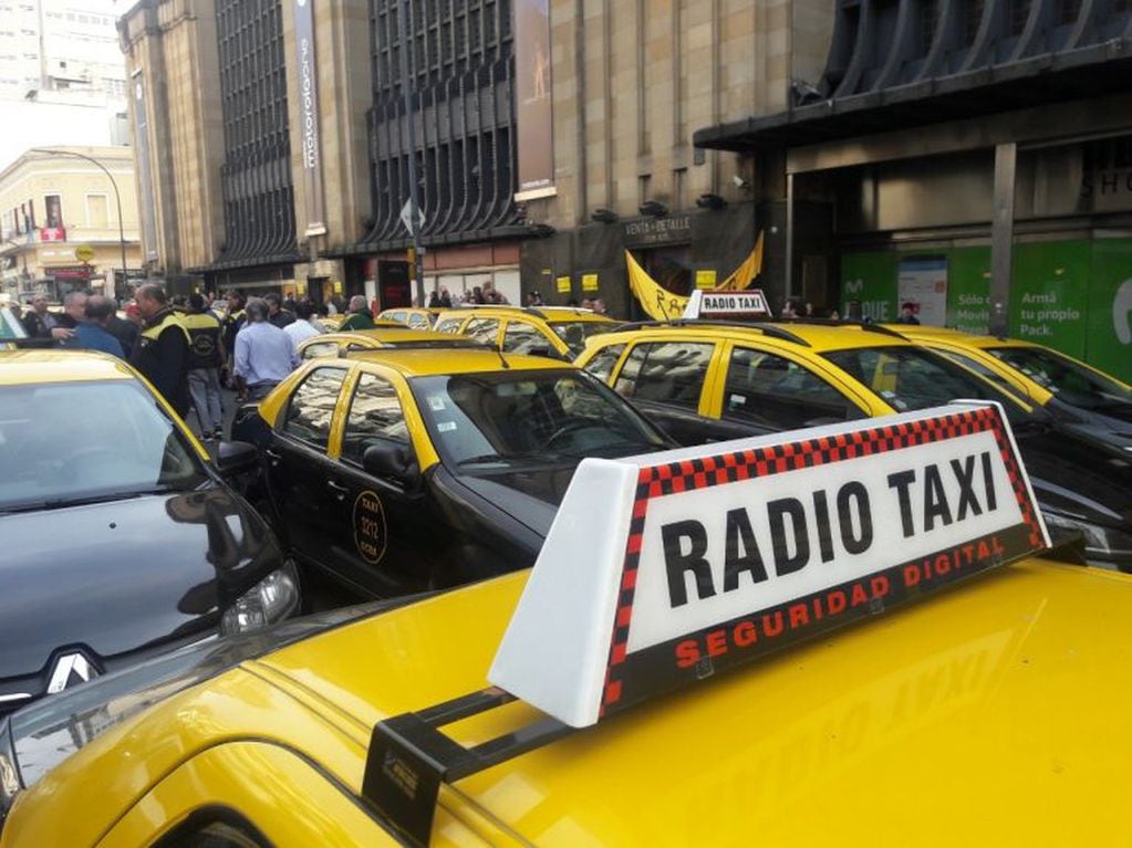 Nueva protesta de taxistas contra Uber en Plaza Miserere, Parque Las Heras y el Abasto. Maxi Failla