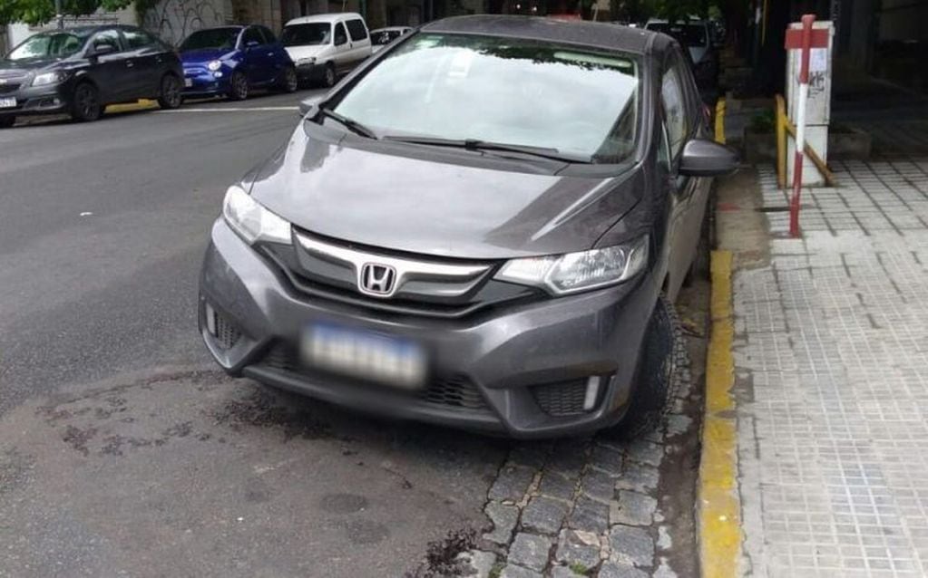 Pese a que el cordón indica que no se puede estacionar, no se respeta en La Plata.