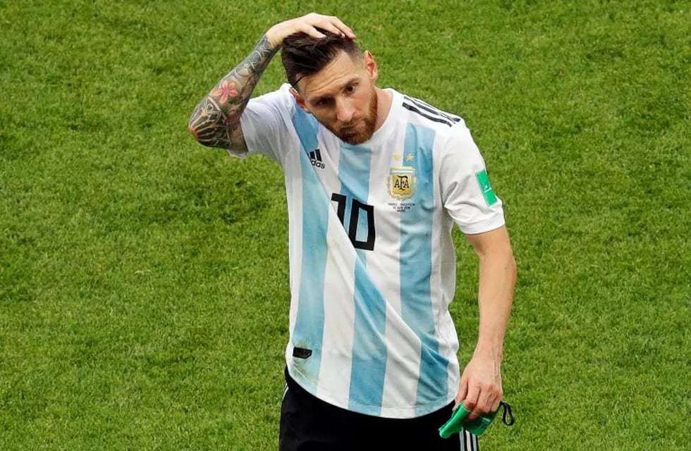 la seleccion argentina fue eliminada eliminacion del mundial \r\n\r\nKazan (Russian Federation), 30/06/2018.- Lionel Messi of Argentina leaves the pitch after the FIFA World Cup 2018 round of 16 soccer match between France and Argentina in Kazan, Russia, 30 June 2018. France won 4-3.\r\n\r\n(RESTRICTIONS APPLY: Editorial Use Only, not used in association with any commercial entity - Images must not be used in any form of alert service or push service of any kind including via mobile alert services, downloads to mobile devices or MMS messaging - Images must appear as still images and must not emulate match action video footage - No alteration is made to, and no text or image is superimposed over, any published image which: (a) intentionally obscures or removes a sponsor identification image; or (b) adds or overlays the commercial identification of any third party which is not officially associated with the FIFA World Cup) (Mundial de Fútbol, Rusia, Francia) EFE/EPA/ROBERT GHEMENT EDITORIAL USE ONLY kazan rusia lionel messi futbol campeonato mundial 2018 futbol futbolistas partido seleccion argentina francia