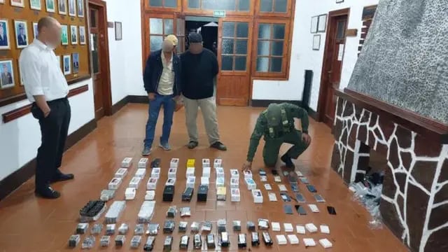 Secuestran mercadería ilegal valuada en millones de pesos de un micro que partió desde Iguazú