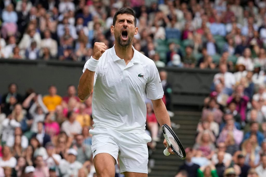 El serbio Novak Djokovic festeja tras ganar un punto ante el ruso Andrey Rublev el martes 11 de julio de 2023, en Wimbledon (AP Foto/Kirsty Wigglesworth)