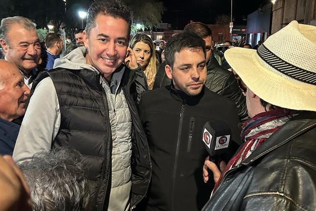 Elecciones 2023: Manuel Calvo, vicegobernador de la provincia, junto a Matías Torres, intendente de Laguna Larga, que logró la reelección. (Gobierno de Córdoba)