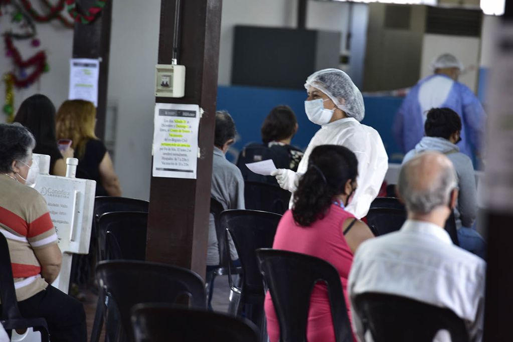 Poca gente para vacunarse contra el Covid-19 en el ex Registro Civil. (José Gabriel Hernández / La Voz)