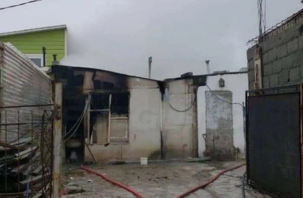 Vivienda incendiada en pasaje Avellaneda al 2500 (web)