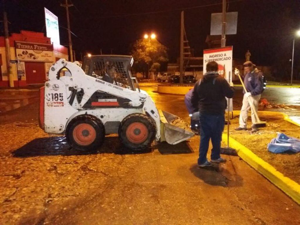Trabajadores municipales limpian alcantarillas y calles tras el temporal en Alta Gracia