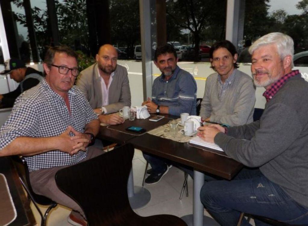 Funcionarios locales y representantes de la firma Torneos se reunieron para acordar la llegada de la Copa Argentina a Corrientes. (Foto: La República)