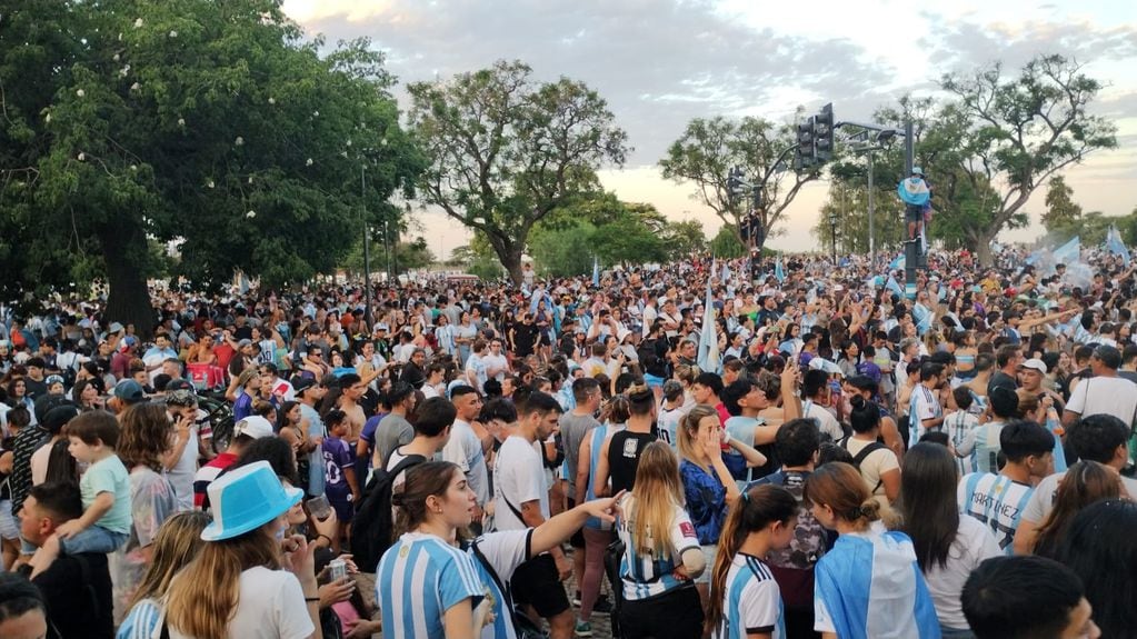 Los rosarinos se convocaron en el Monumento a la Bandera para festejar el triunfo argentino.