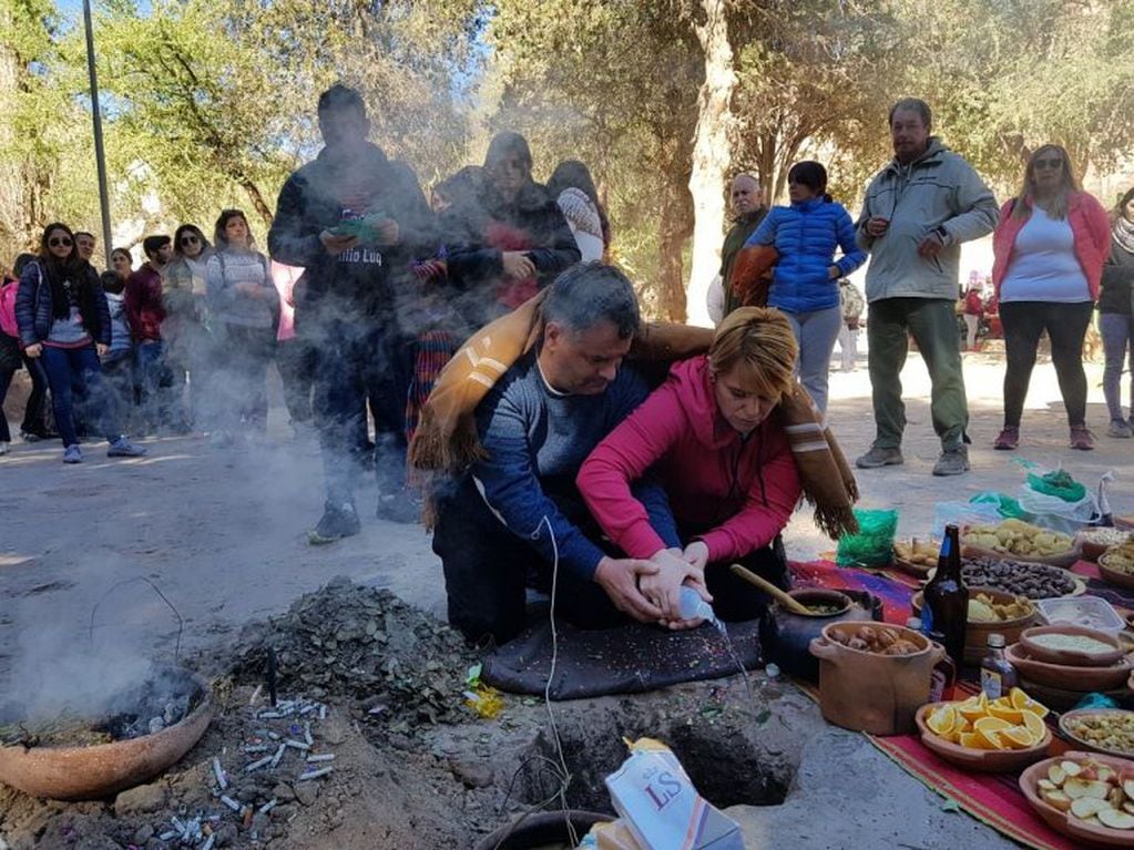 Lugareños y visitantes tributan ofrendas a la Madre Tierra.