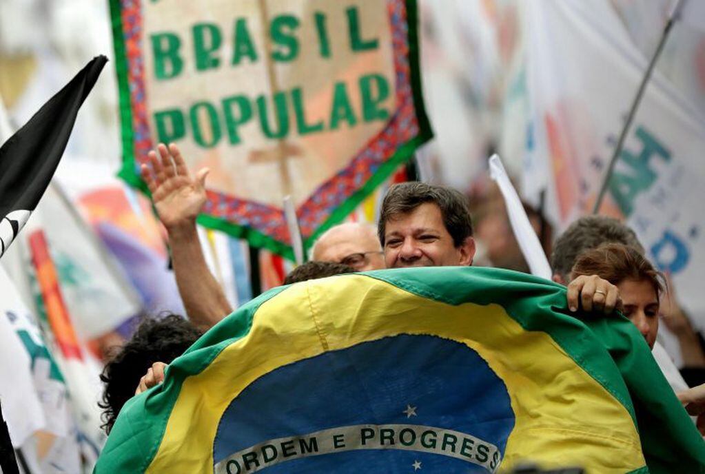 El candidato a la presidencia de Brasil, el progresista Fernando Haddad (c), participa en su último acto de campaña el sábado 27 de octubre de 2018, en la favela de Heliopolis, una de las mayores de Sao Paulo (Brasil). (EFE)