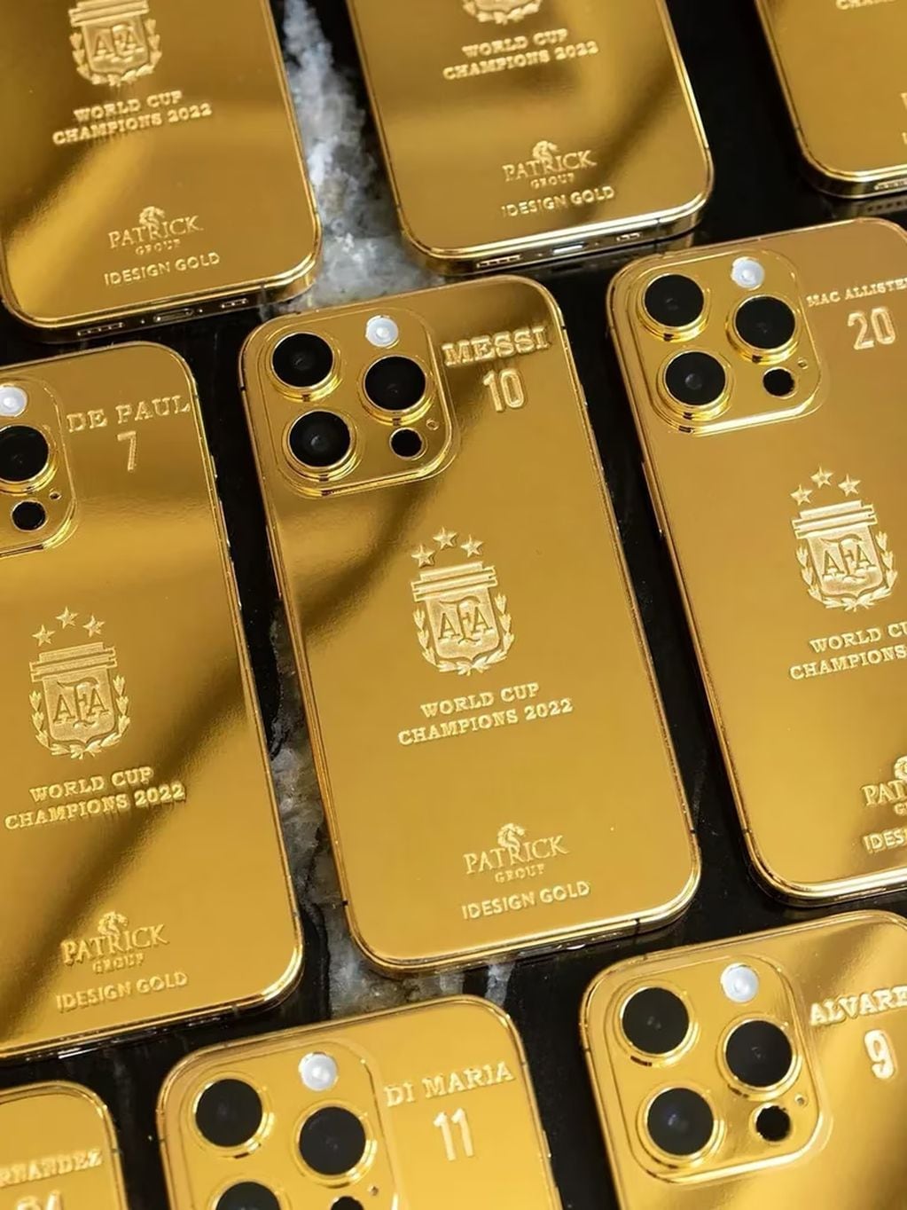 Los celulares son de oro y están personalizados.