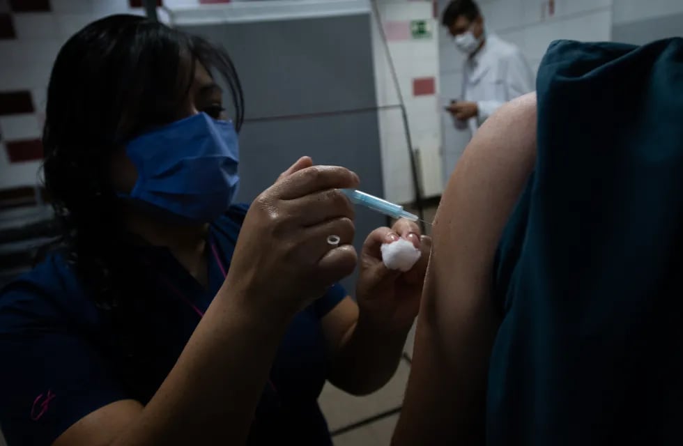 En Mendoza el primero grupo de riesgo que se vacunó fue el personal de la salud. Ignacio Blanco / Los Andes