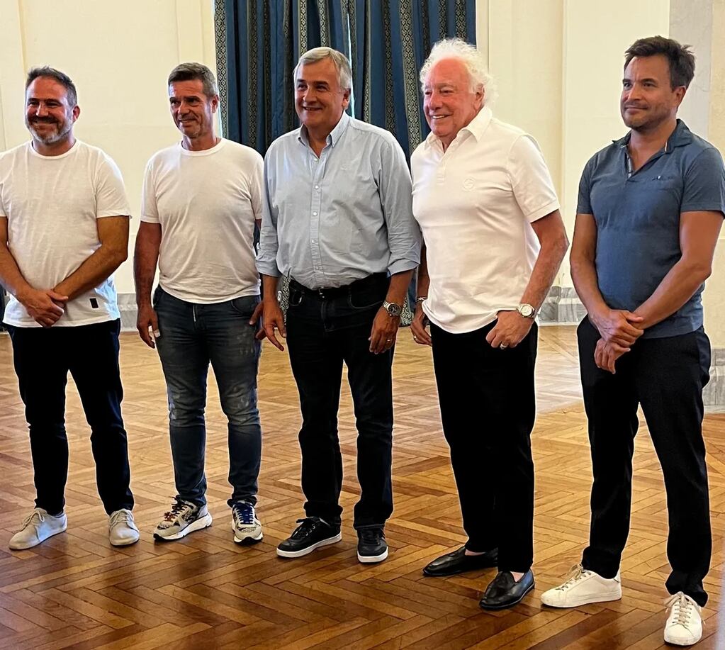 Diego Valdecantos, Alex Ganly, Gerardo Morales, Guillermo Coppola y Federico Posadas posan para los medios marplatenses, tras la reunión en la que se acordó que la Copa Argentina vuelve a jugarse en Jujuy.