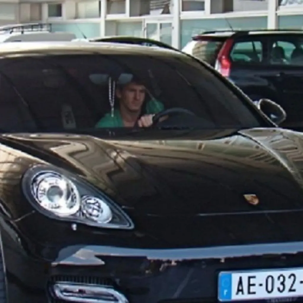 Messi a bordo de su Porsche Macan
