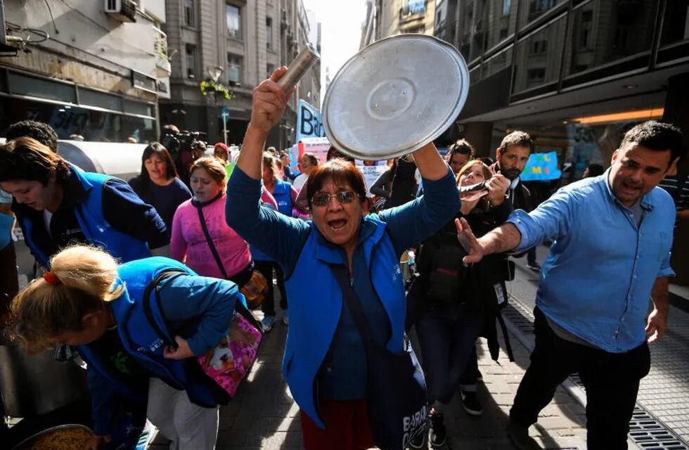 Members of leftist organizations demontrate before cooking a soup kitchen outside Argentina's Central Bank in downtown Buenos Aires on May 15, 2018. \r\nArgentina's currency faced a major test Tuesday as holders of peso-denominated securities readied for a potential $25 billion payout, squeezing government efforts to halt capital flight ahead of talks with the IMF. / AFP PHOTO / EITAN ABRAMOVICH ciudad de buenos aires  protesta de movimientos sociales en el banco central olla popular reclamo ley de emergencia alimentaria piquetes piqueteros protestas manifestaciones