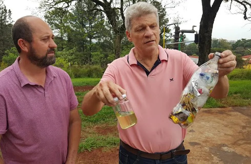 Walter Rosner, izquierda, el metalúrgico que creó la máquina para convertir el plástico en combustible. (La Chacra en Progreso)