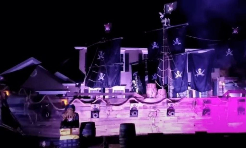 Un padro construyó un barco pirata de 15 metros para su hija en Halloween (Web)