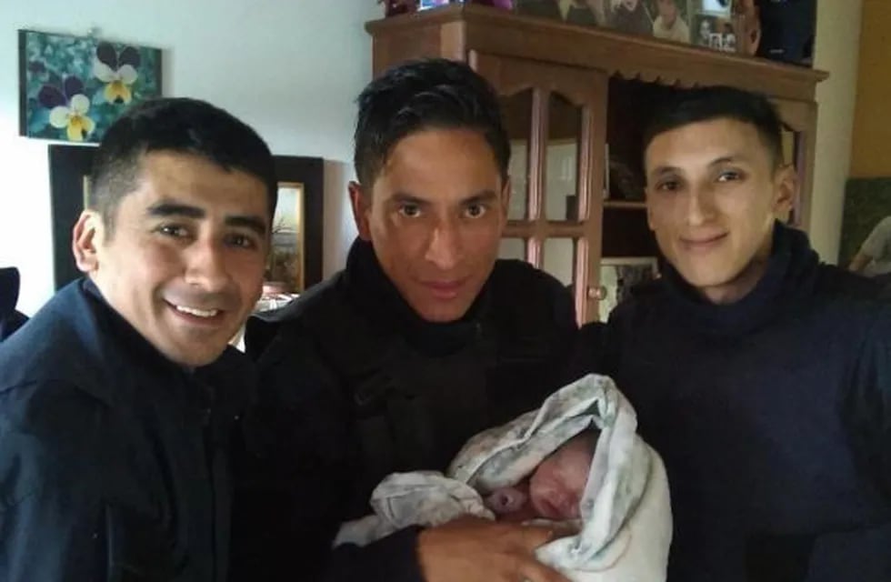 Tres policías ayudaron a dar a luz a una mujer en su casa en la localidad de Berisso.