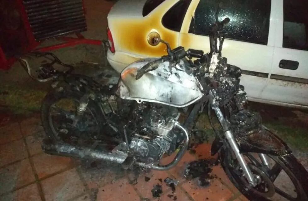 Motocicleta quemada en Juarez Celman (Policia)