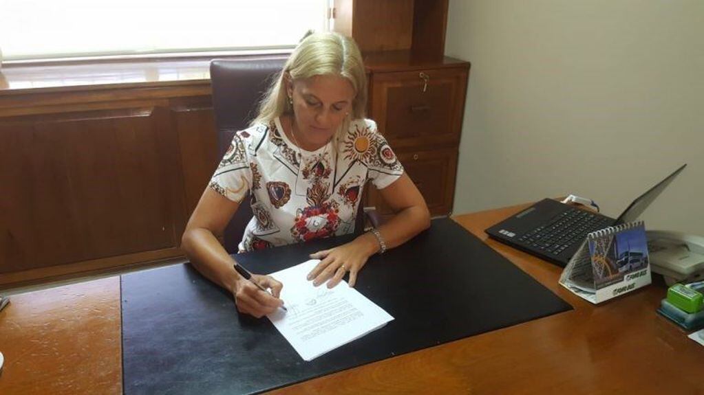 Mariana Ispizua al momento de la firma del convenio.