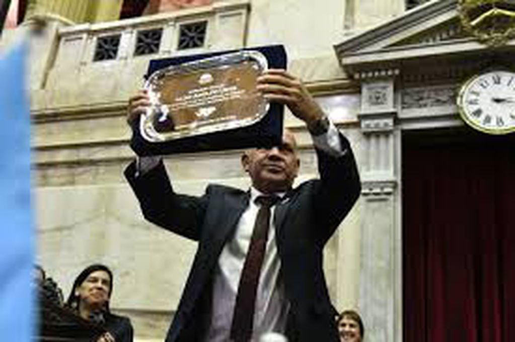 El diputado VGM Adolfo Leiva, recibió un reconocimiento de la Cámara y emocionó con su discurso.