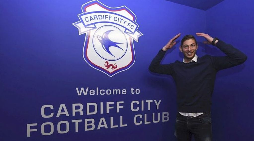 Emiliano Sala posando en el que iba a ser su nuevo club, Cardiff City, tras la gran cuota goleadora que había conseguido jugando para el Nantes francés.   DEPORTES CARDIFF CITY