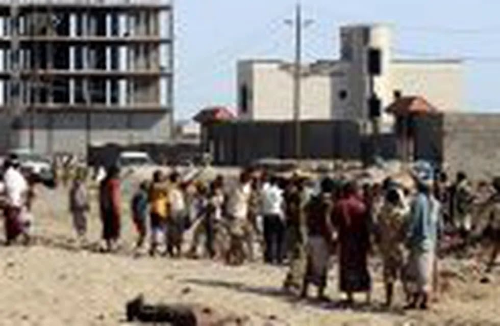 . Aden (Yemen), 18/12/2016.- Yemeni people and gunmen stand at the site of bombing that was targeting a military barracks in the southern province of Aden, Yemen, 18 December 2016. Reports state at least 30 Yemeni soldiers loyal to President Abd Rabbuh Mansour Hadi were killed and dozens wounded when a suicide bomber with an explosive belt blew himself up in the middle of a group of soldiers near al-Solban military base in al-Arish district, located 20 kilometers (12 miles) east of Aden. EFE/EPA/STRINGER