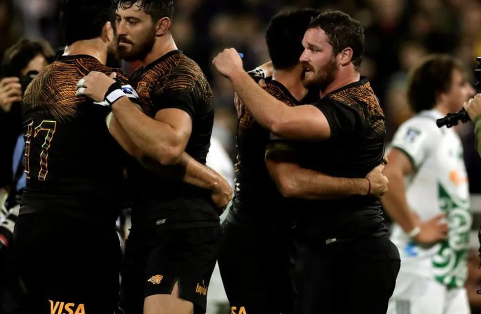Argentina's Jaguares players celebrate after defeating New Zealand's Chiefs at the end of  their Super Rugby quarters final match at Jose Amalfitani stadium in Buenos Aires, on June 21, 2019. (Photo by ALEJANDRO PAGNI / AFP)
