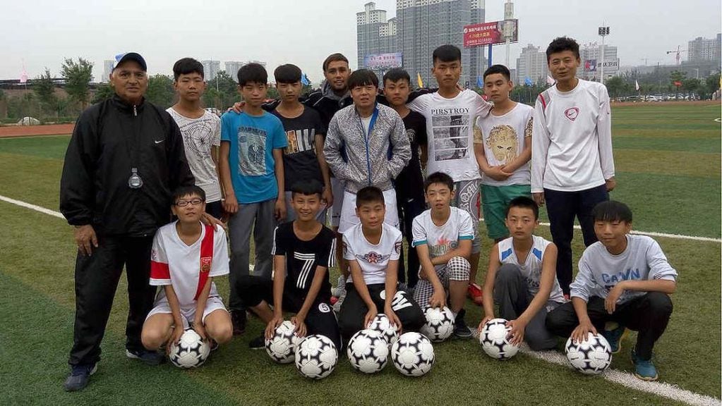 Atilio y Nahuel Oyola viveron una experiencia distinta enseñando fútbol en China.