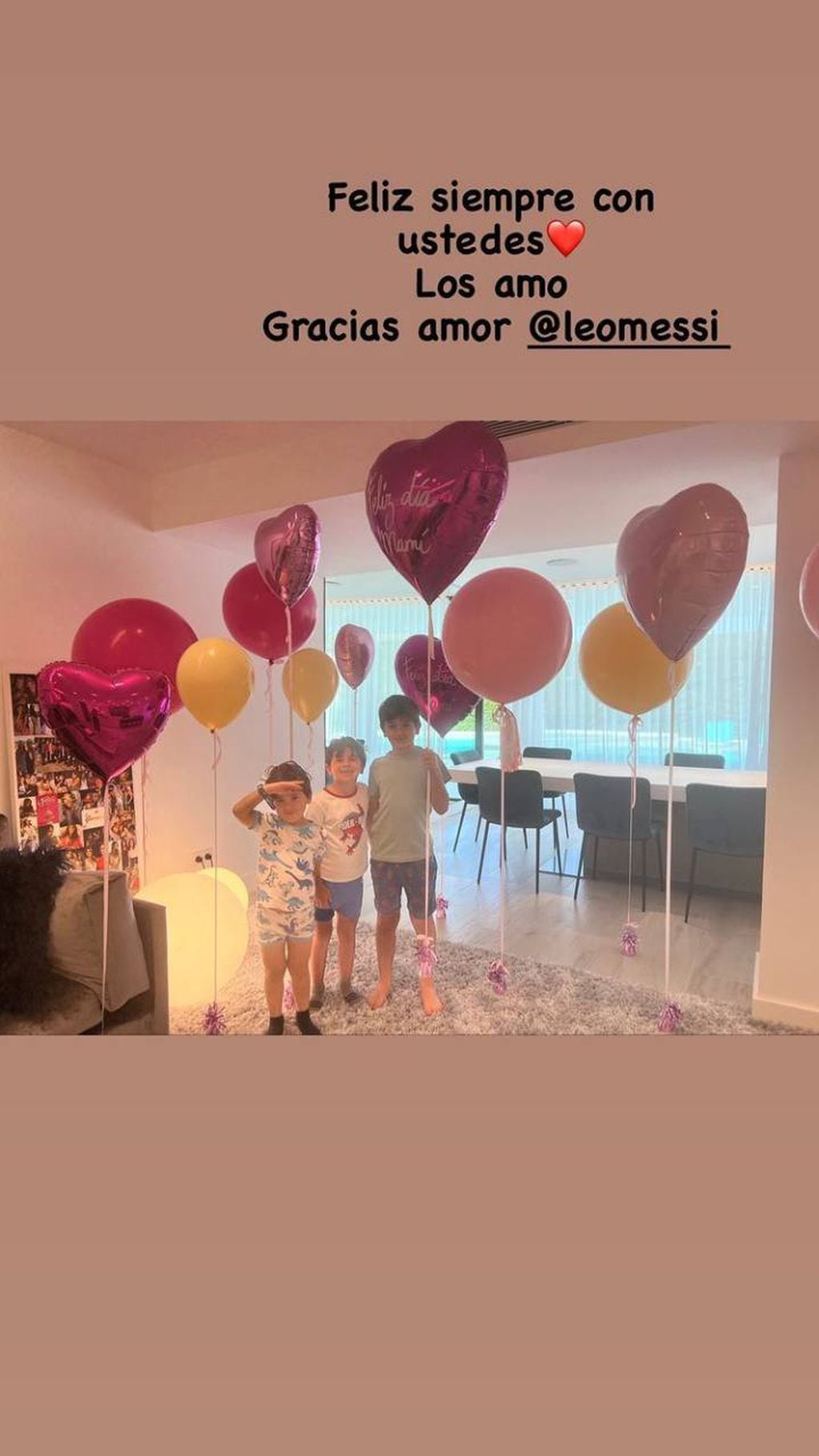 Los herederos de Messi se lucieron con globos de helio para agasajar a su mamá.