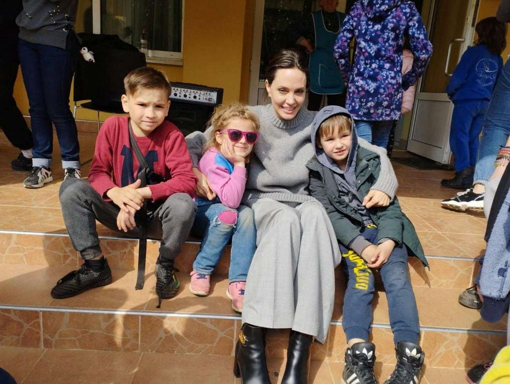 Angelina Jolie junto a niños ucranianos refugiados.