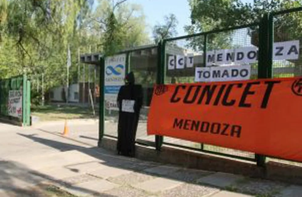 La sede del Conicet Mendoza fue tomada