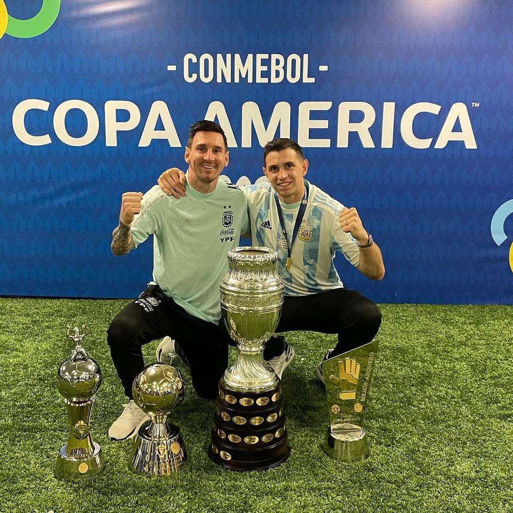 Lionel Messi y Dibu Martínez, campeones de la Copa América.