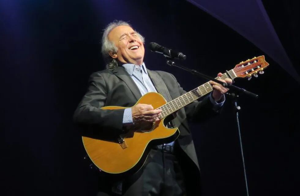 -FOTODELDIA- ARG08. BUENOS AIRES (ARGENTINA), 19/10/2018.- El cantautor español Joan Manuel Serrat actúa durante un concierto de su nueva gira \