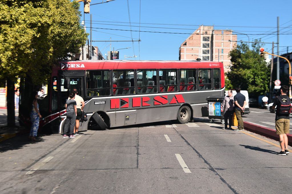 El colectivo de Ersa quedó cruzado en la avenida Colón. (Pedro Castillo/La Voz)