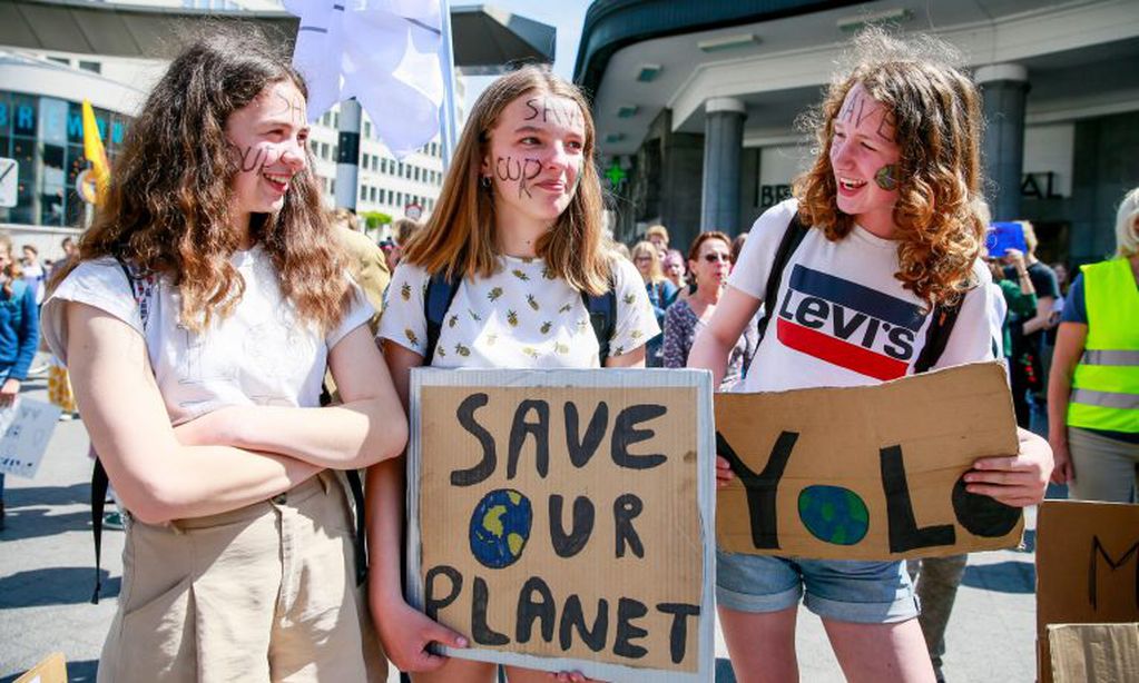 Cientos de estudiantes participan de una marcha que pide medidas contra el cambio climático en Bruselas (Bélgica), en abril. Crédito: EFE/ Stephanie Lecocq