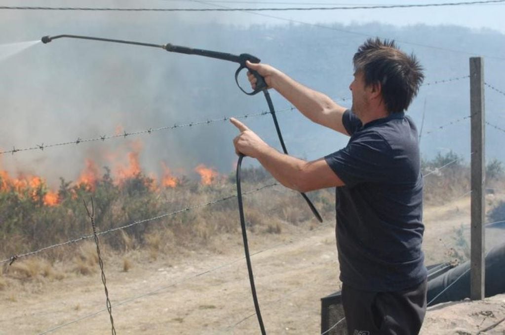 Damián de Santo combate el fuego desde el límite de su propiedad. (Foto: Ariel Luna).