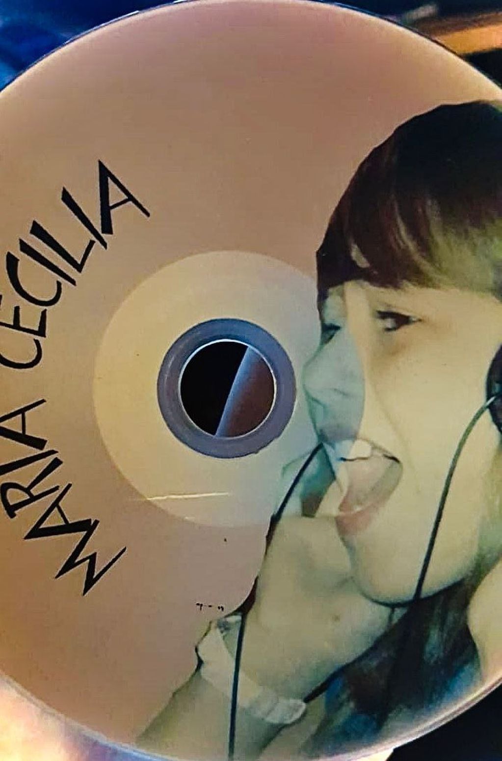 Cecilia Mirabile grabando su primer CD de covers.