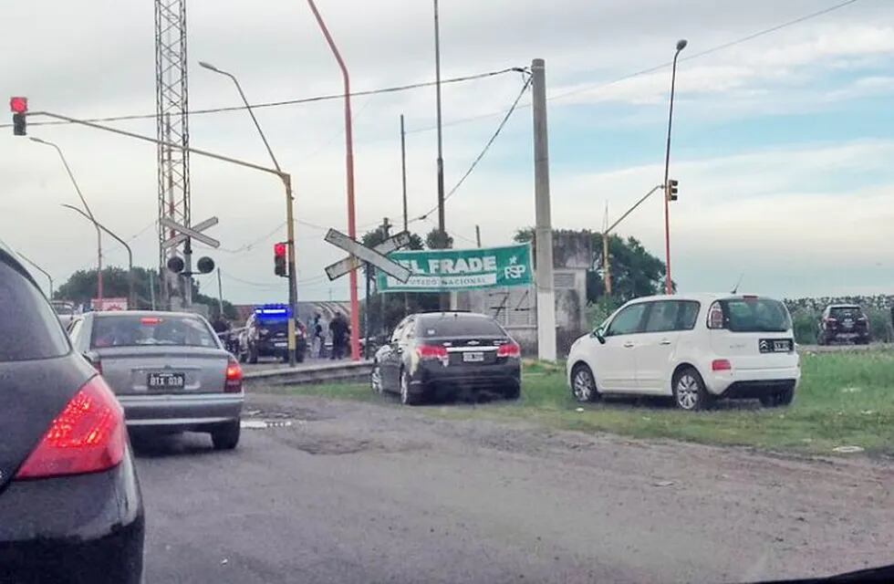 La balacera se registró en el cruce de la Ruta Provincial 21 y el camino que lleva a la planta. (@cp_leomiranda)
