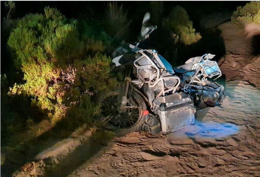 Estado en que quedó la motocicleta del viajero español, tras el accidente que le dejó una pierna fracturada.