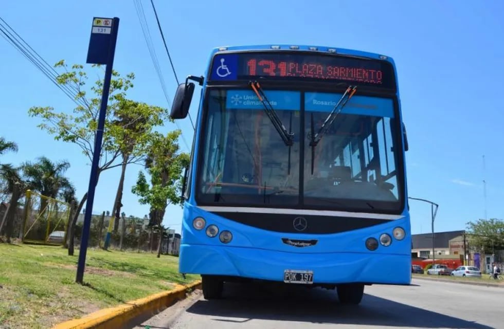El coche de la línea 131 quedó detenido frente al Parque Regional Sur. (Prensa Municipalidad de Rosario)