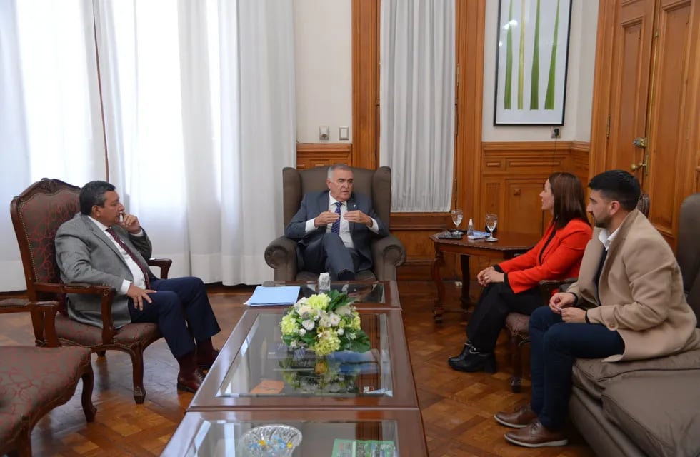 Gobernador Osvaldo Jaldo en reunion con la Intendenta de Bella Vista, Ana Paula Quiles