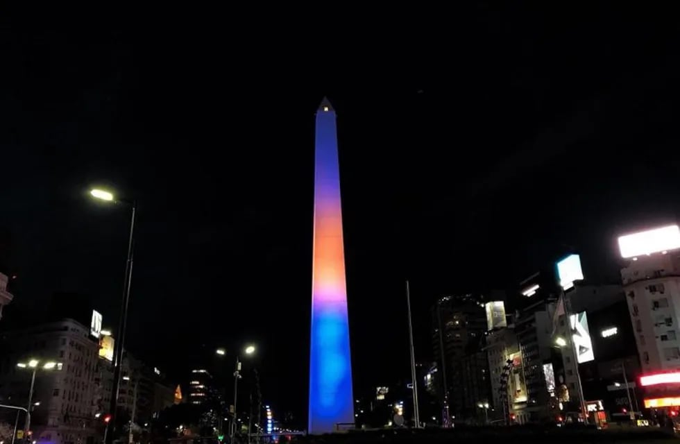 Obelisco azul y oro