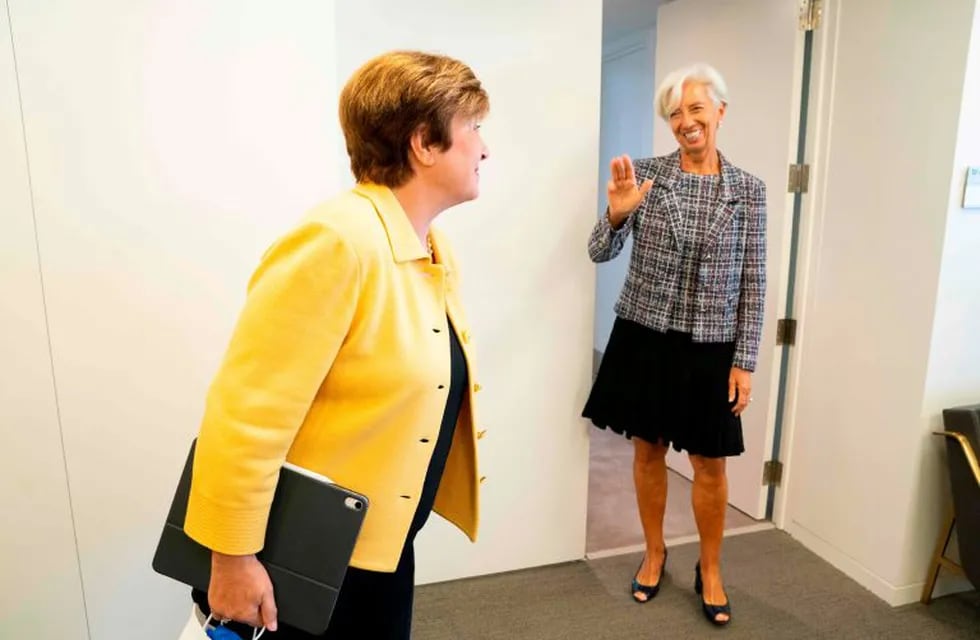 Christine Lagarde saluda a quien será su reemplazo Kristalina Georgieva en los próximos días. Foto: STEPHEN JAFFE / FMI/AFP.