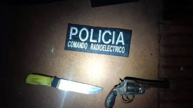 Detuvieron a un hombre en Puerto Rico que caminaba con un arma y con un cuchillo