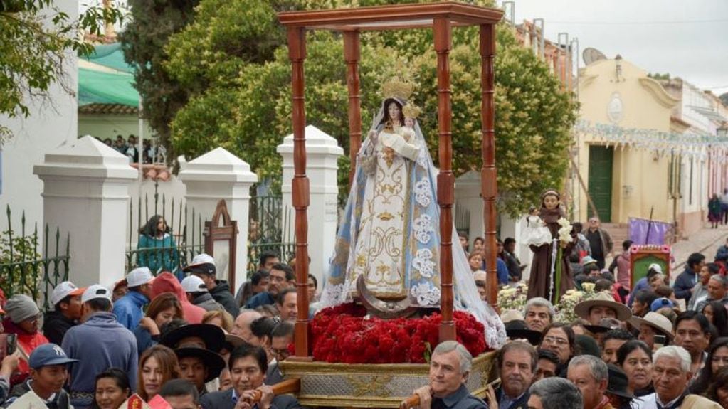 La sagrada imagen de Nuestra Señora de la Candelaria, patrona de Humahuaca, llevada en procesión por las calles de la histórica ciudad.
