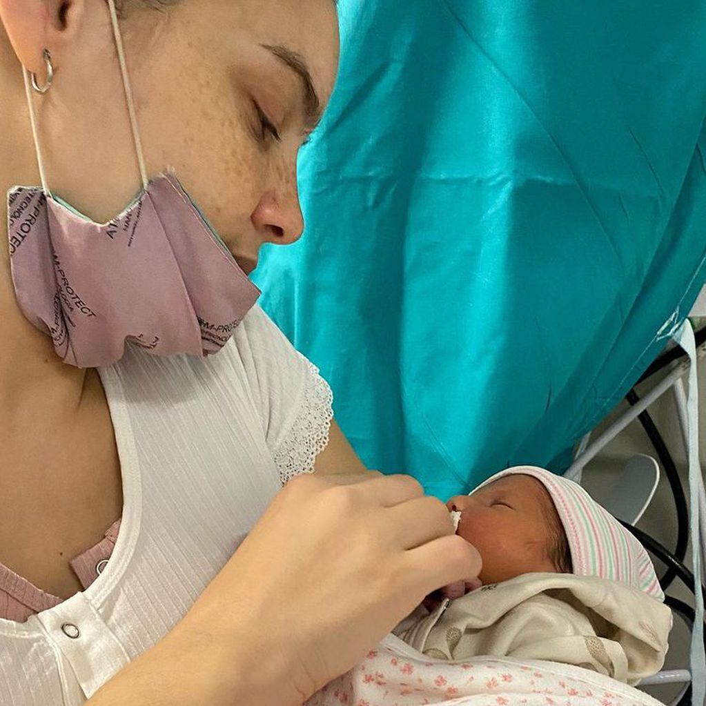 Macarena Paz junto a su hija Abril recién nacida.