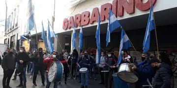 Protesta de Empleados de Comercio frente a Garbarino en Rosario