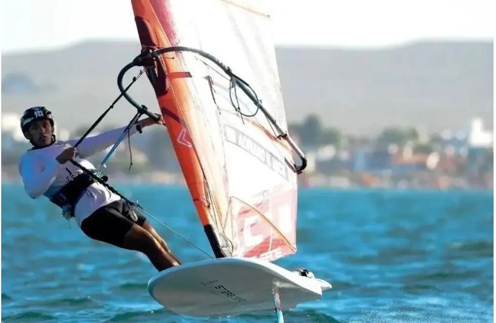 Adriano Nick, San Luis. Windsurfista que sueña con los Juegos Olímpicos de Los Ángeles 2028.